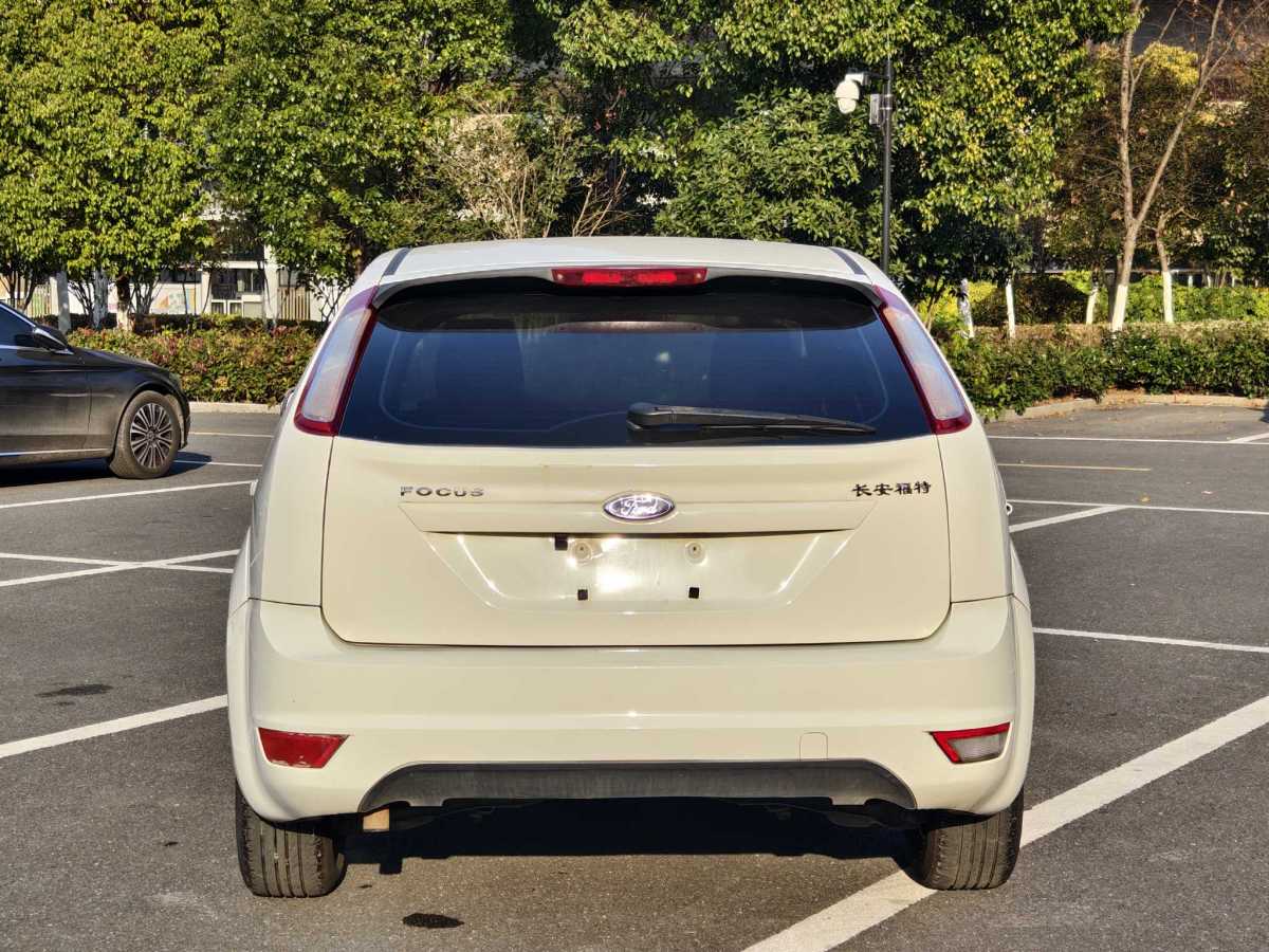 福特 ?？怂? 2013款 兩廂經(jīng)典 1.8L 自動基本型圖片