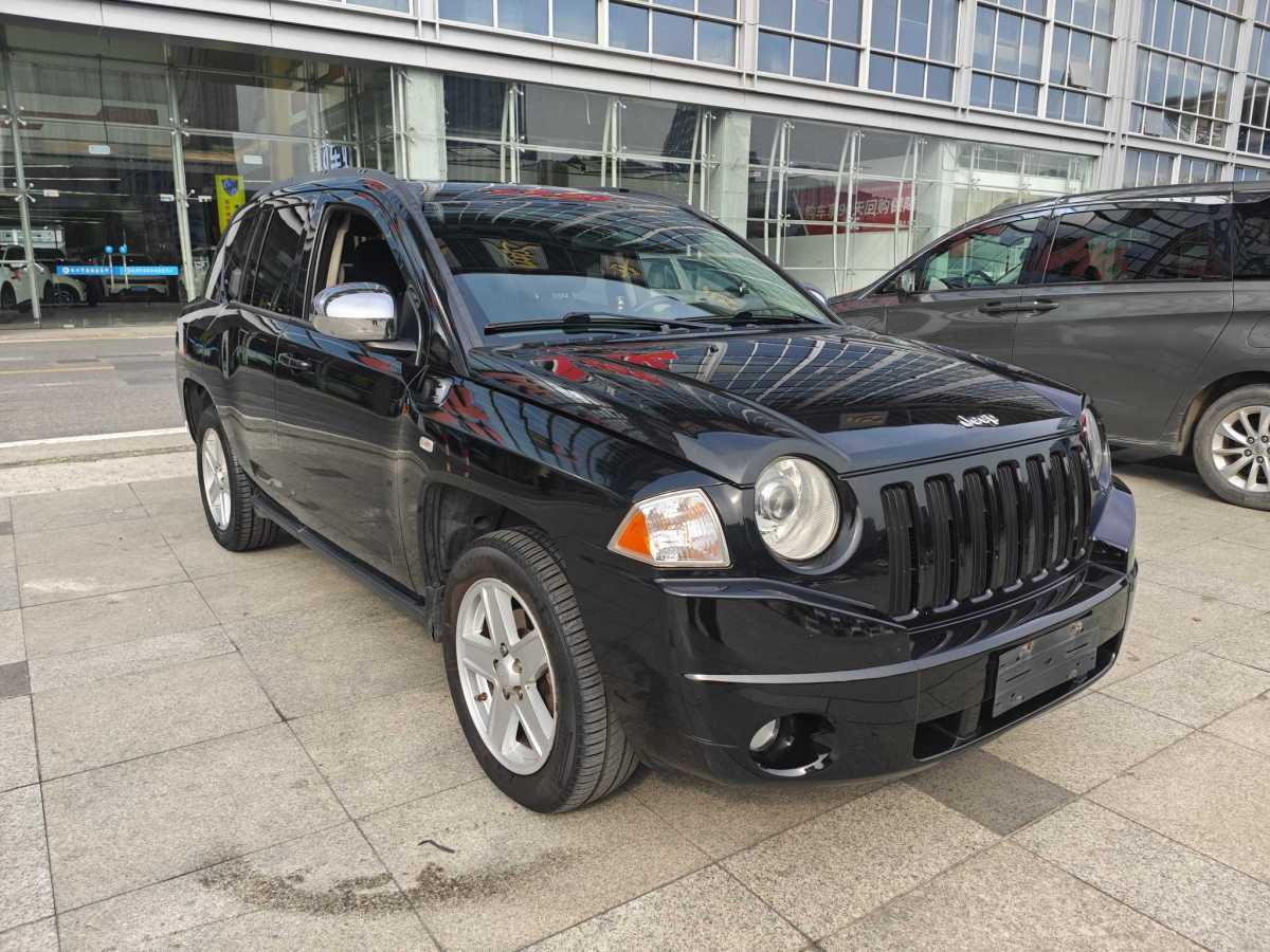 Jeep 指南者  2010款 2.4L 四驅(qū)運(yùn)動(dòng)版圖片