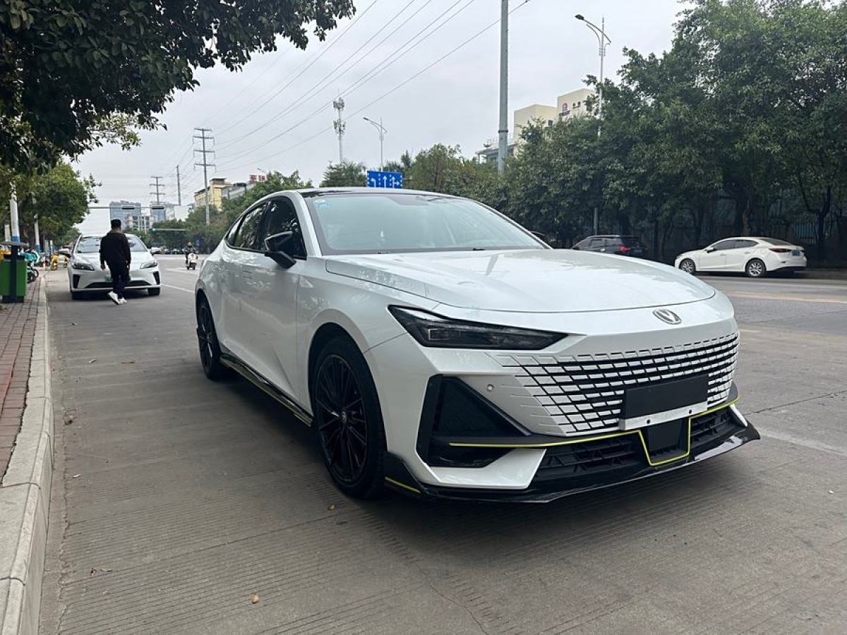 長安 長安UNI-V  2022款 1.5T 運(yùn)動(dòng)版圖片