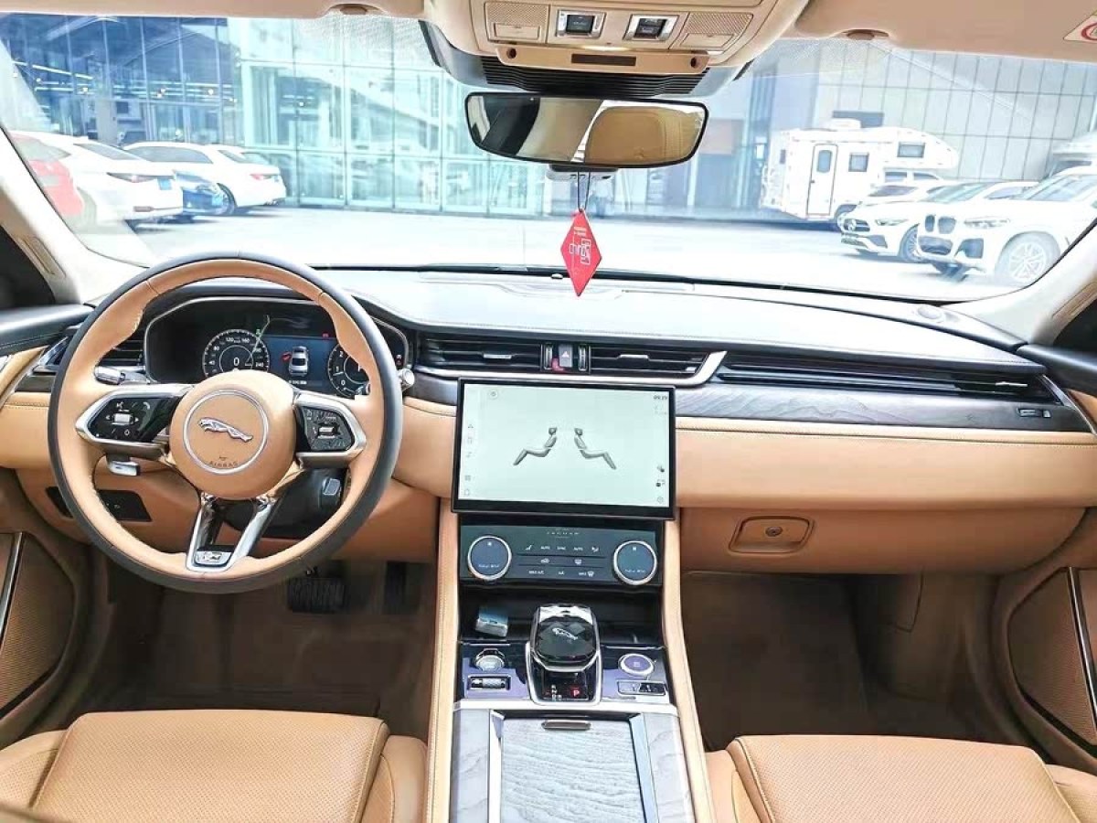 捷豹 XFL  2022款 XFL 2.0T P250 兩驅(qū)尊享豪華版圖片