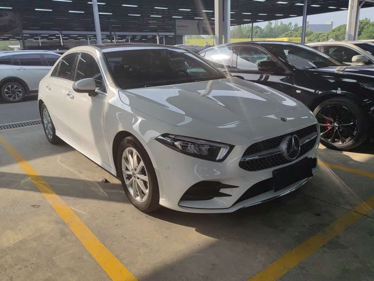 奔馳 奔馳A級(jí)  2020款 改款 A 200 L 運(yùn)動(dòng)轎車動(dòng)感型圖片