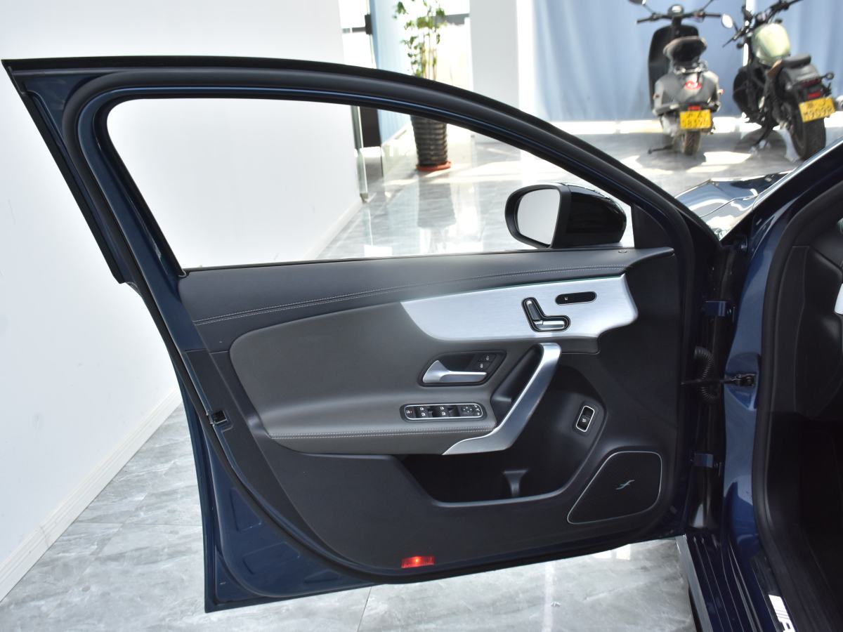 奔驰 奔驰A级AMG  2020款 改款 AMG A 35 4MATIC 先型特别版图片