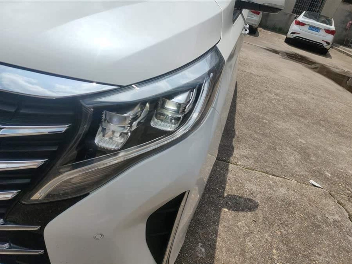 廣汽傳祺 M8  2021款 領(lǐng)秀系列 390T 尊貴版圖片
