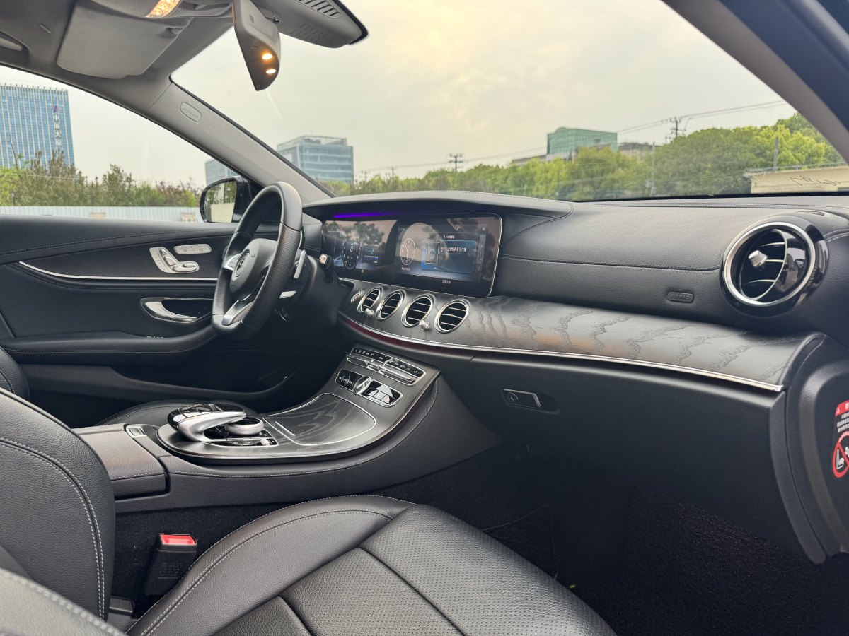 2018年8月奔驰 奔驰E级  2018款 改款 E 300 L 运动豪华型