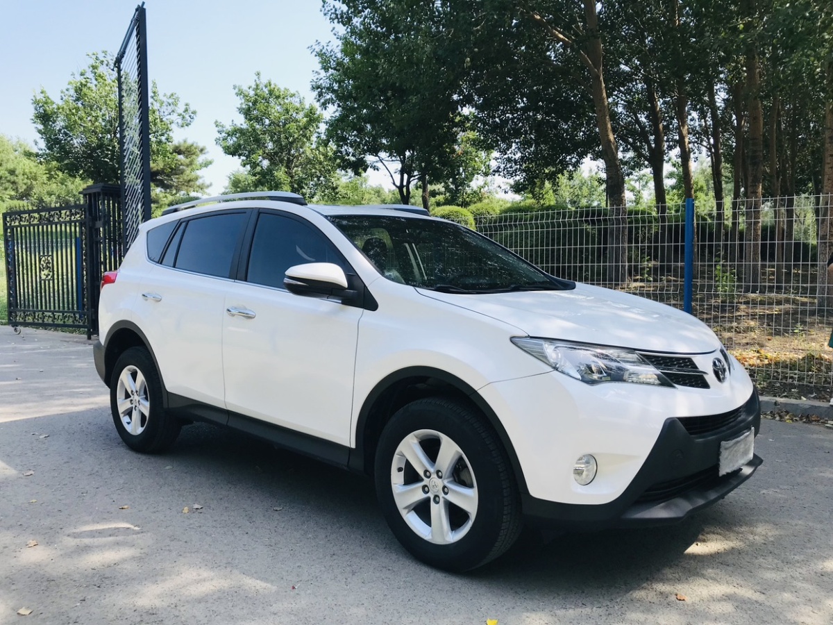 2014年8月豐田 RAV4榮放  2015款 2.0L CVT四驅(qū)風(fēng)尚版