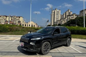 自由光 Jeep 2.0L 兩驅(qū)經(jīng)典運(yùn)動(dòng)版