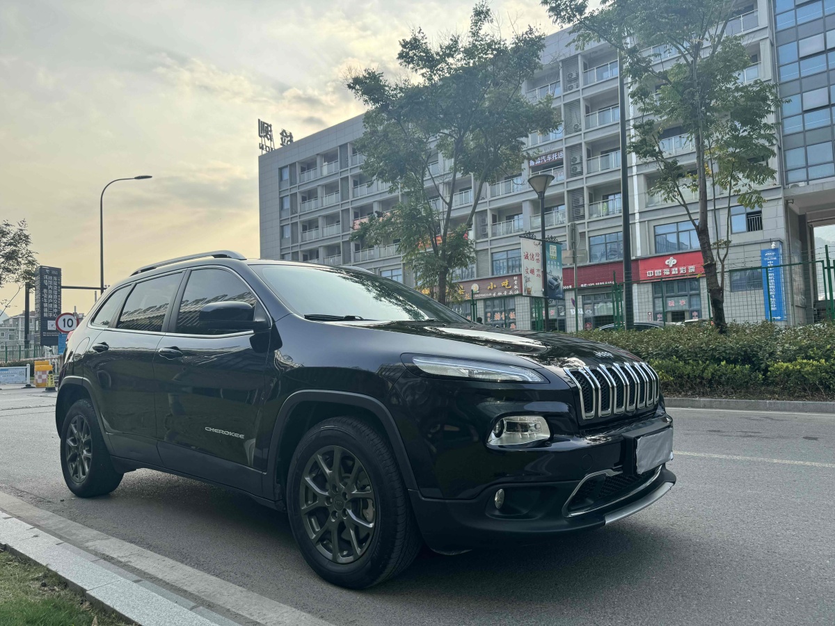 Jeep 自由光  2020款 2.0L 兩驅(qū)經(jīng)典運(yùn)動(dòng)版圖片