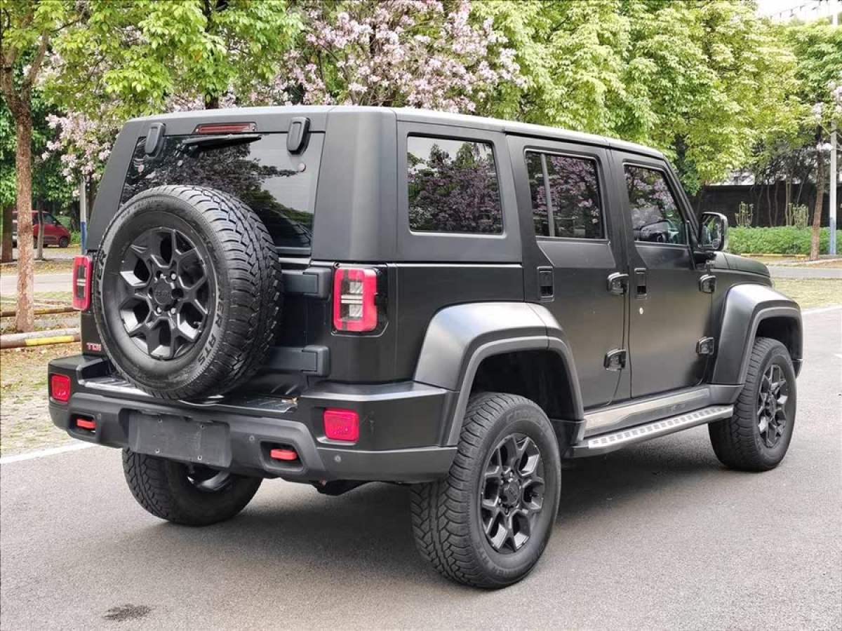 北京 BJ40  2021款 2.0D 自動(dòng)四驅(qū)刀鋒英雄版?zhèn)b客型圖片