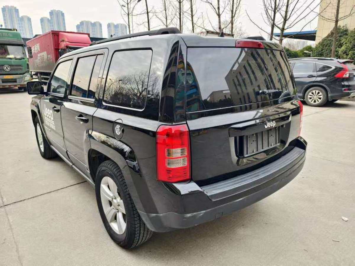 Jeep 自由客  2015款 2.0L 運動版圖片