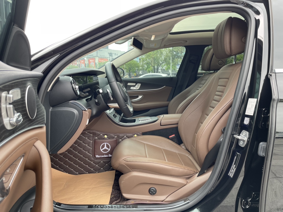 2019年12月奔驰 奔驰E级  2020款 改款 E 300 L 运动时尚型