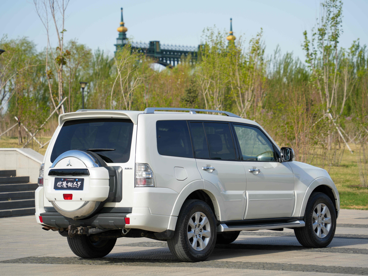 2010年6月三菱 帕杰罗  2011款 3.8L 尊贵版