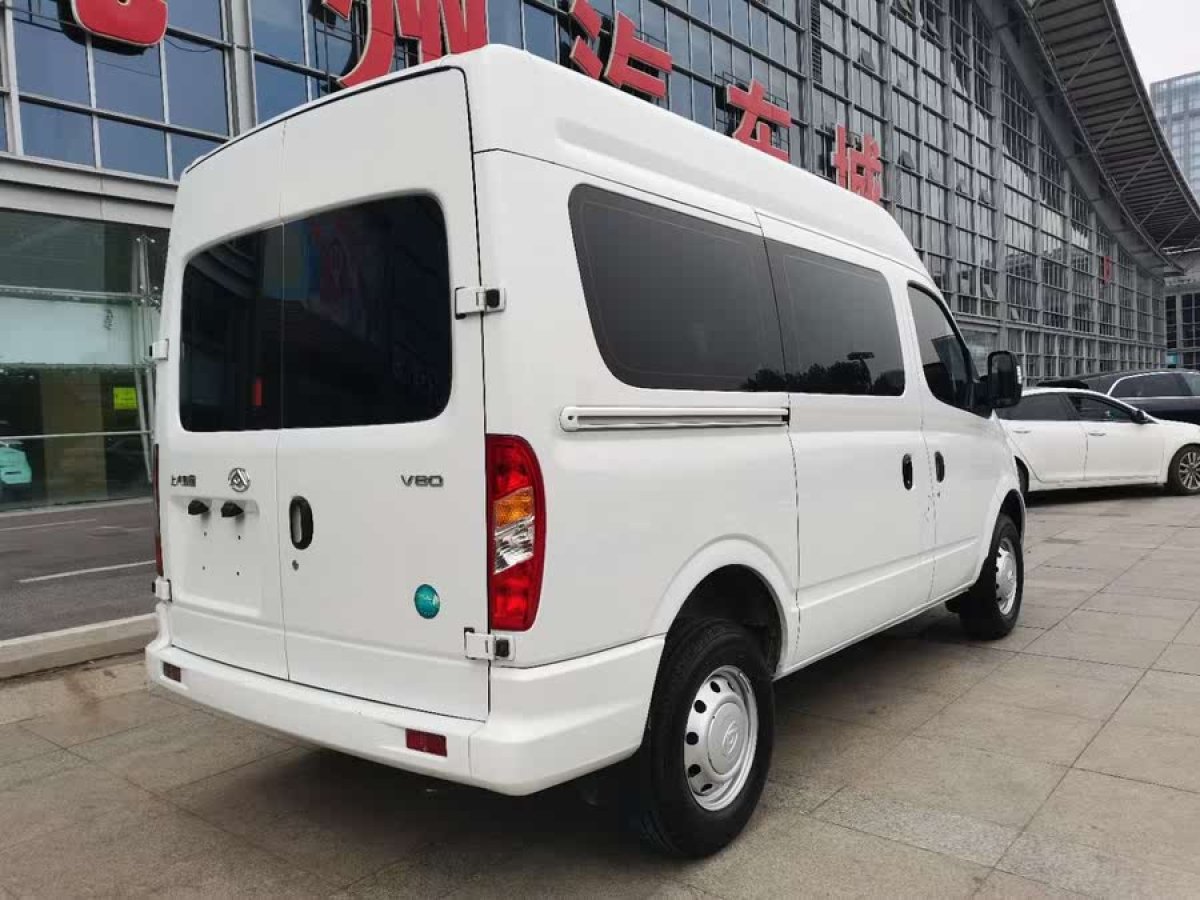 上汽大通 V80  2025款 PRO傲運(yùn)通 2.0T 手動(dòng)短軸中頂 5/6座圖片