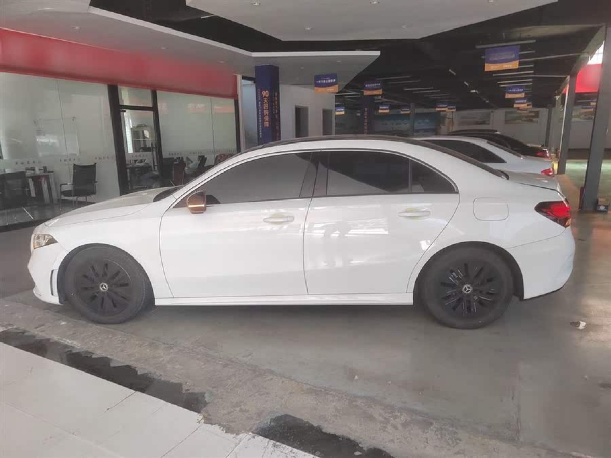 奔馳 奔馳A級(jí)  2019款  改款 A 180 L 運(yùn)動(dòng)轎車圖片