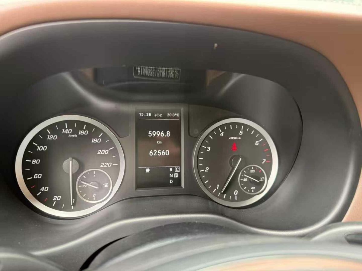 奔馳 威霆  2021款 2.0T 商務(wù)版 7座圖片