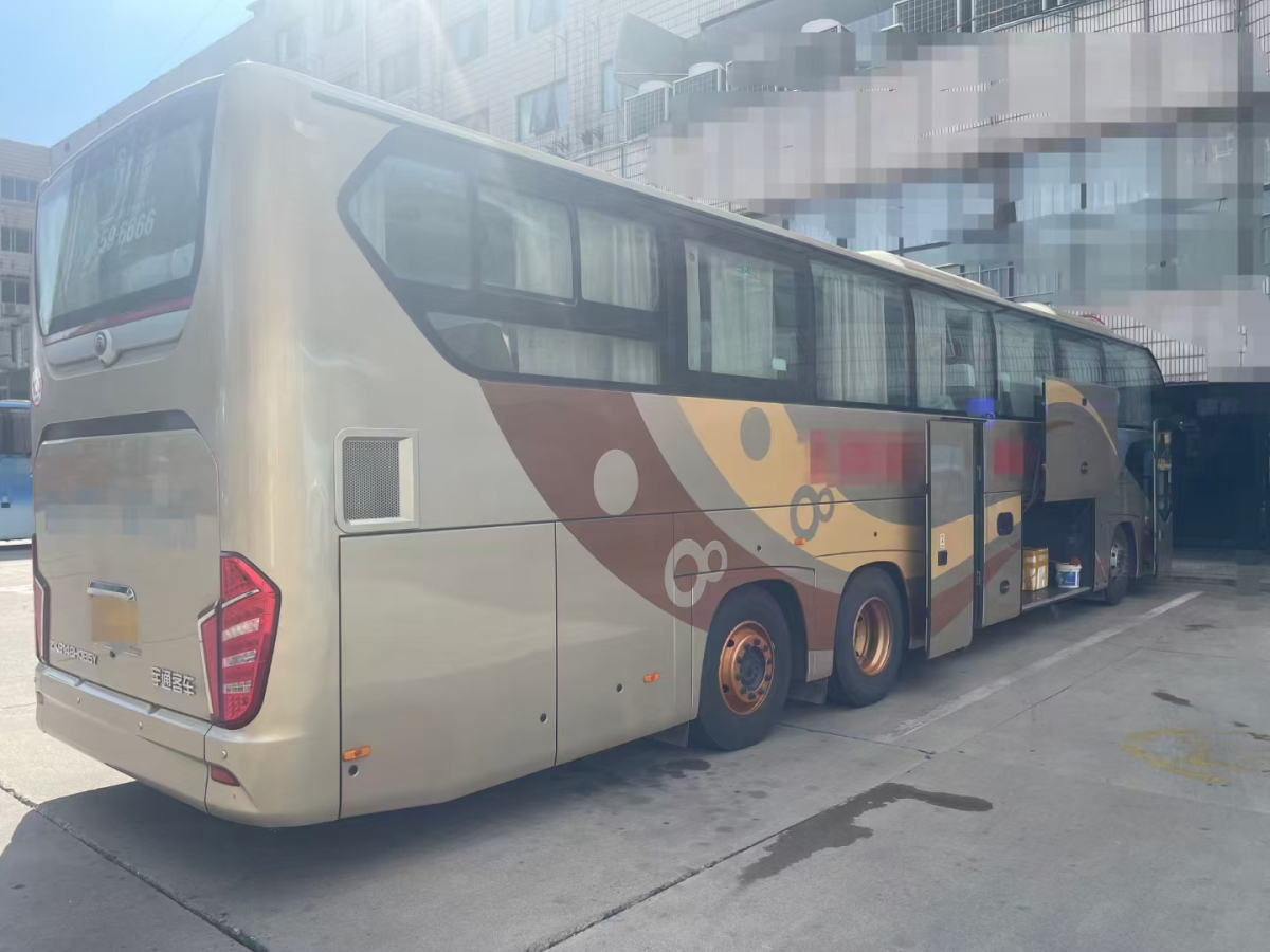 同款三臺(tái)東北配50座后吊輪宇通6148半臥車圖片