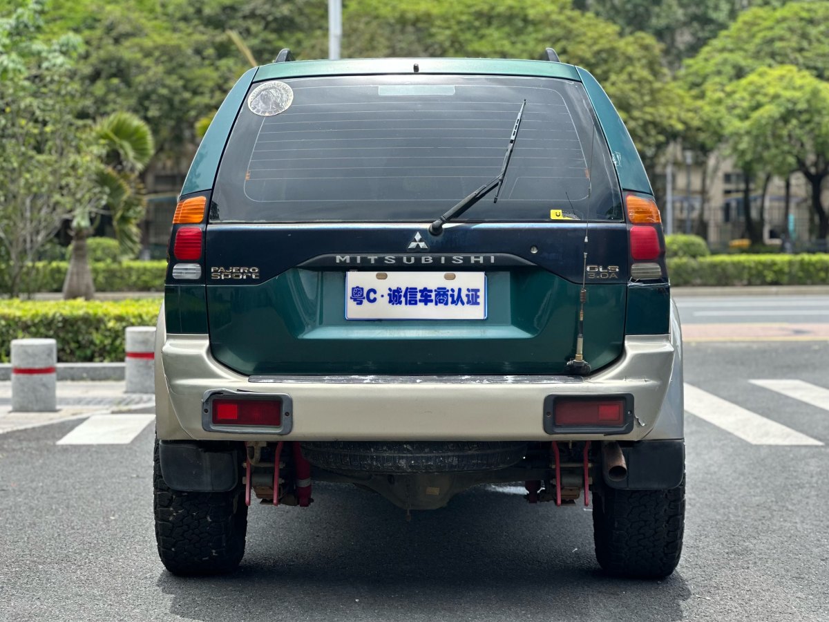 三菱 帕杰羅速跑  2004款 3.0L 自動(dòng)四驅(qū)超豪華版圖片