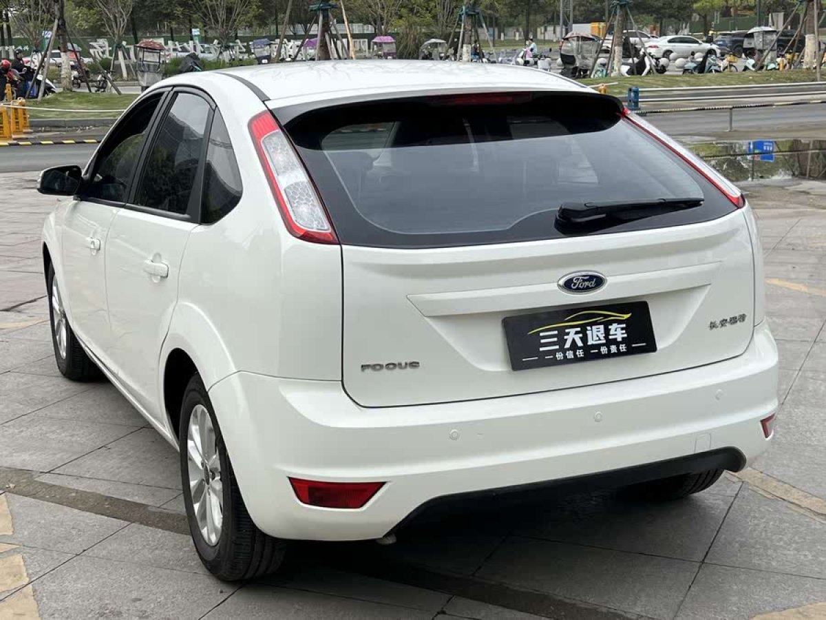 福特 ?？怂? 2013款 兩廂經(jīng)典 1.8L 自動(dòng)百萬(wàn)紀(jì)念版圖片