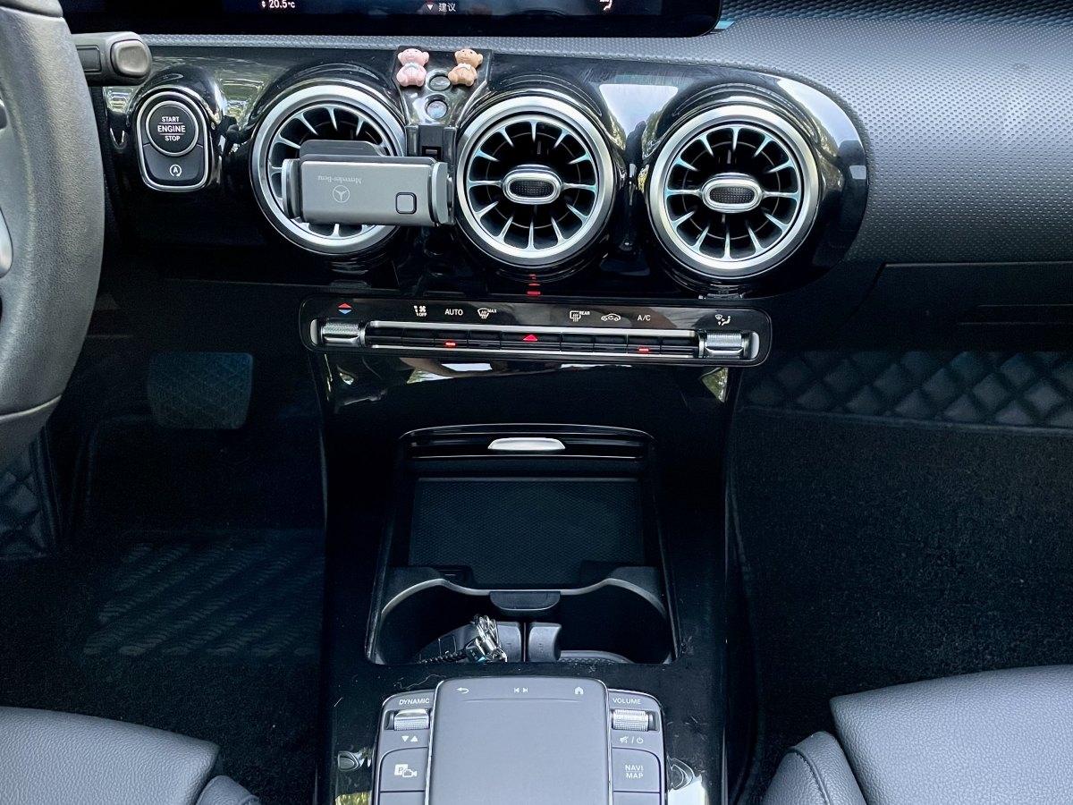 奔驰 奔驰A级  2020款 改款 A 200 L 运动轿车动感型图片