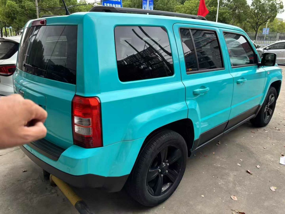 Jeep 指南者  2013款 2.0L 兩驅(qū)炫黑豪華版圖片