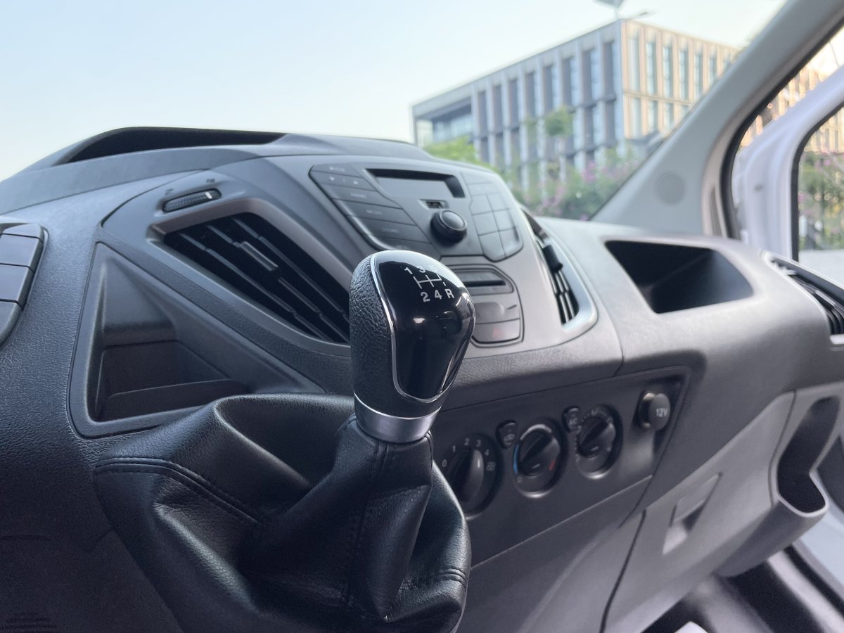 福特 全顺  2017款 2.0T柴油多功能商用车短轴中顶国V图片