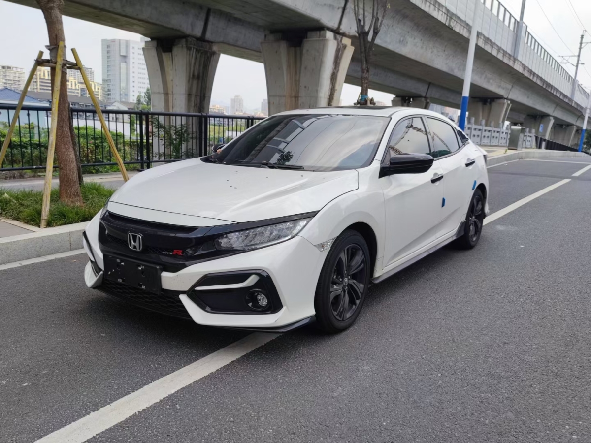 温州2021年7月本田思域2021款hatchback220turbocvt潮酷控白色手动挡