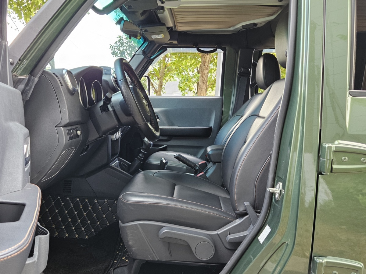 北京 BJ40  2018款 40L 2.0T 手動柴油四驅(qū)尊貴版圖片