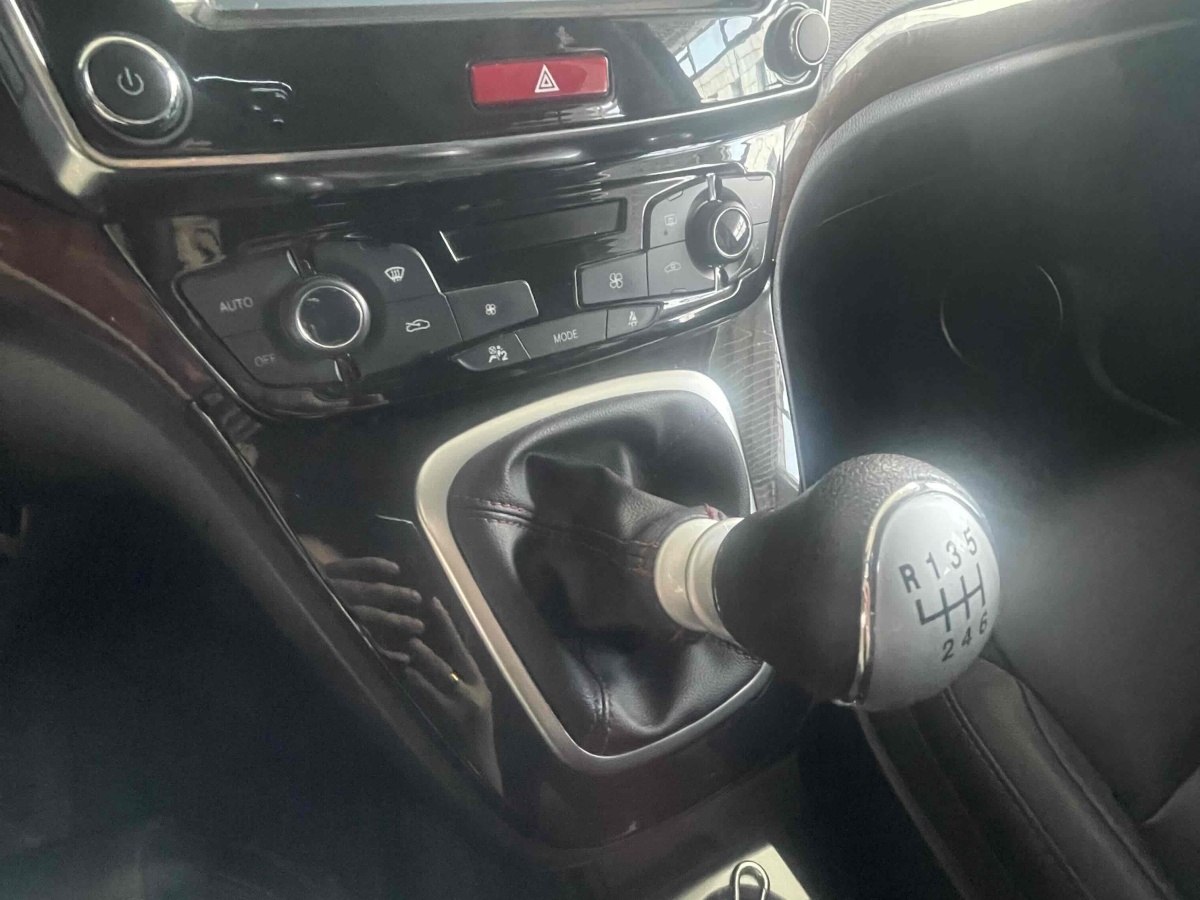 哈弗 H6  2014款 運動版 2.0T 柴油 手動兩驅(qū)尊貴型圖片