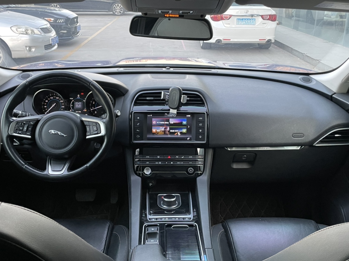 捷豹 F-PACE  2018款 2.0T 兩驅(qū)都市尊享版圖片