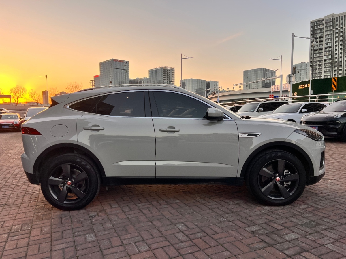 捷豹 E-PACE  2024款 進(jìn)取運(yùn)動版 R-DYNAMIC S圖片