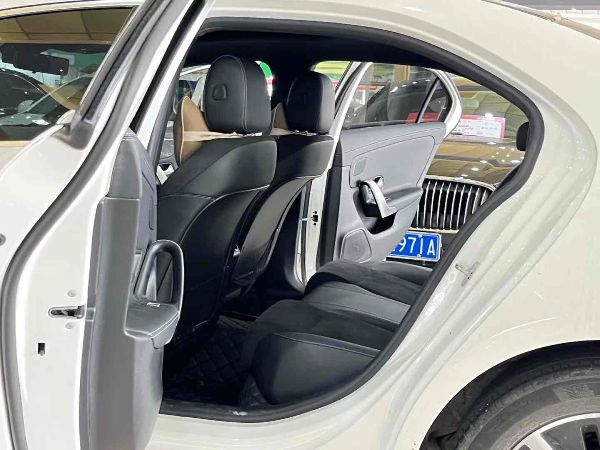 2019年10月奔驰 奔驰A级  2019款  改款 A 180 L 运动轿车