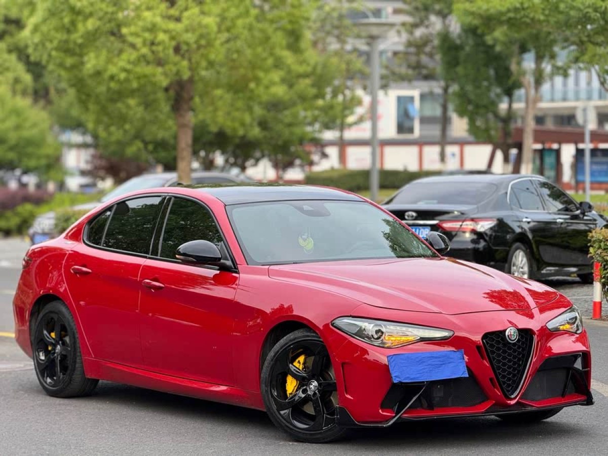 阿爾法·羅密歐 Giulia  2020款 2.0T 280HP 黯夜魅影限量版圖片