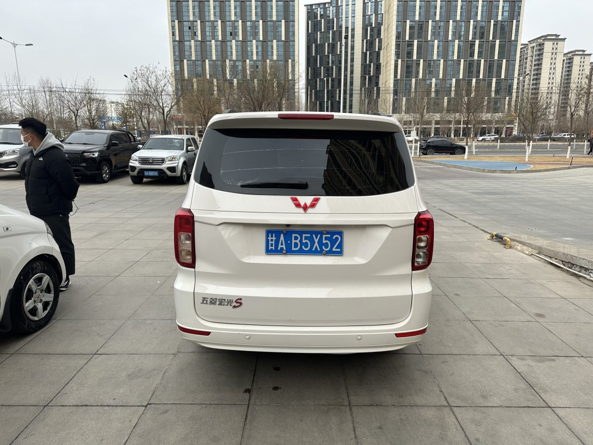 五菱 五菱宏光  2019款  1.5L S標(biāo)準(zhǔn)型國(guó)VI LAR圖片