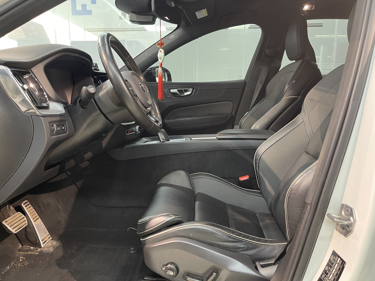 沃爾沃 XC60新能源  2021款 T8 E驅(qū)混動(dòng) 智遠(yuǎn)運(yùn)動(dòng)版圖片