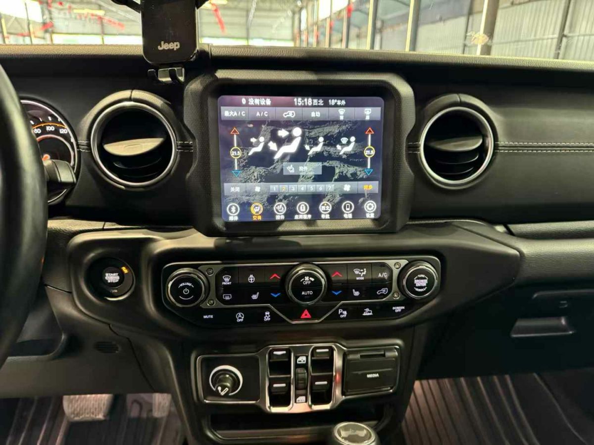 Jeep 牧馬人  2022款 2.0T 高地 阿拉斯加極光綠特別版圖片