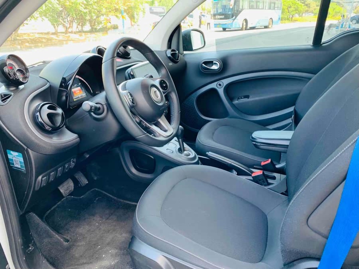 smart fortwo  2019款 0.9T 66千瓦硬頂動(dòng)擎版 國(guó)VI圖片