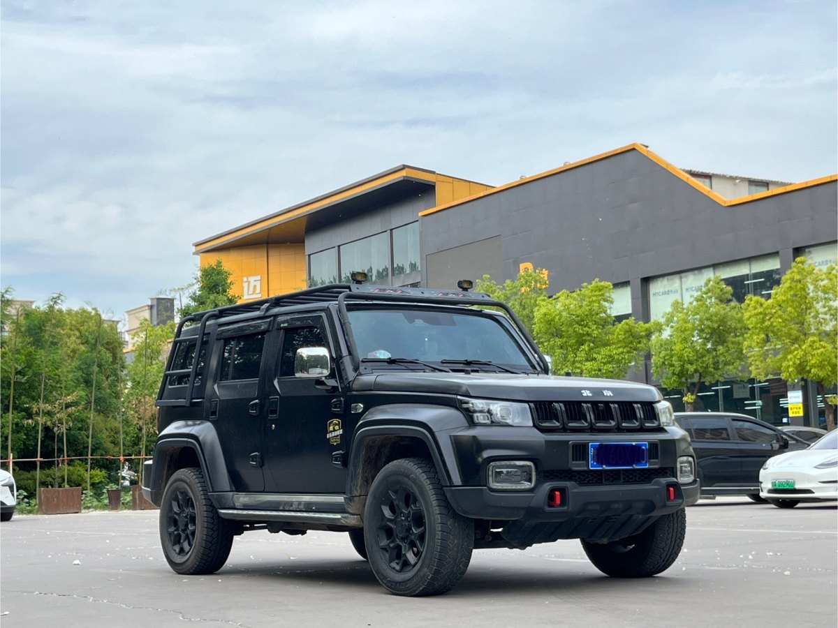 北京 BJ40  2023款 2.0D 自動四驅(qū)刀鋒英雄版?zhèn)b客型圖片
