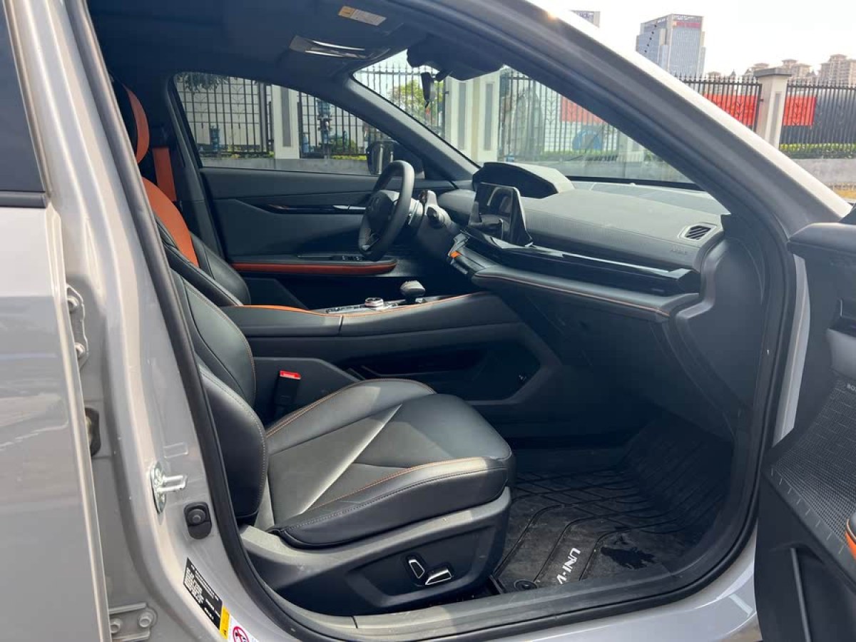 長安 長安UNI-V  2022款 1.5T 尊貴型圖片