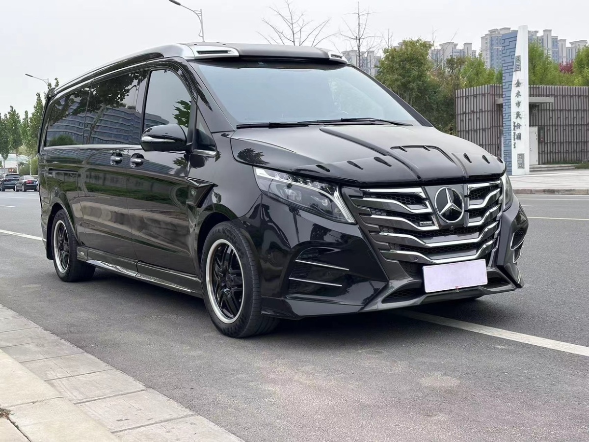 奔馳 V級(jí)  2022款 V 260 L 長(zhǎng)軸距尊貴版圖片