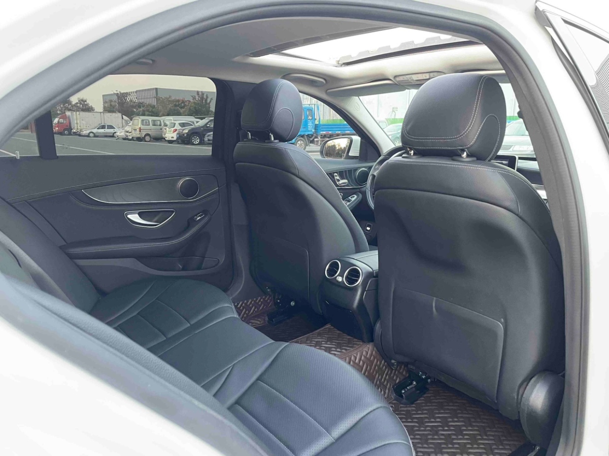 2017年10月奔驰 奔驰C级  2017款 改款 C 180 L 动感型运动版
