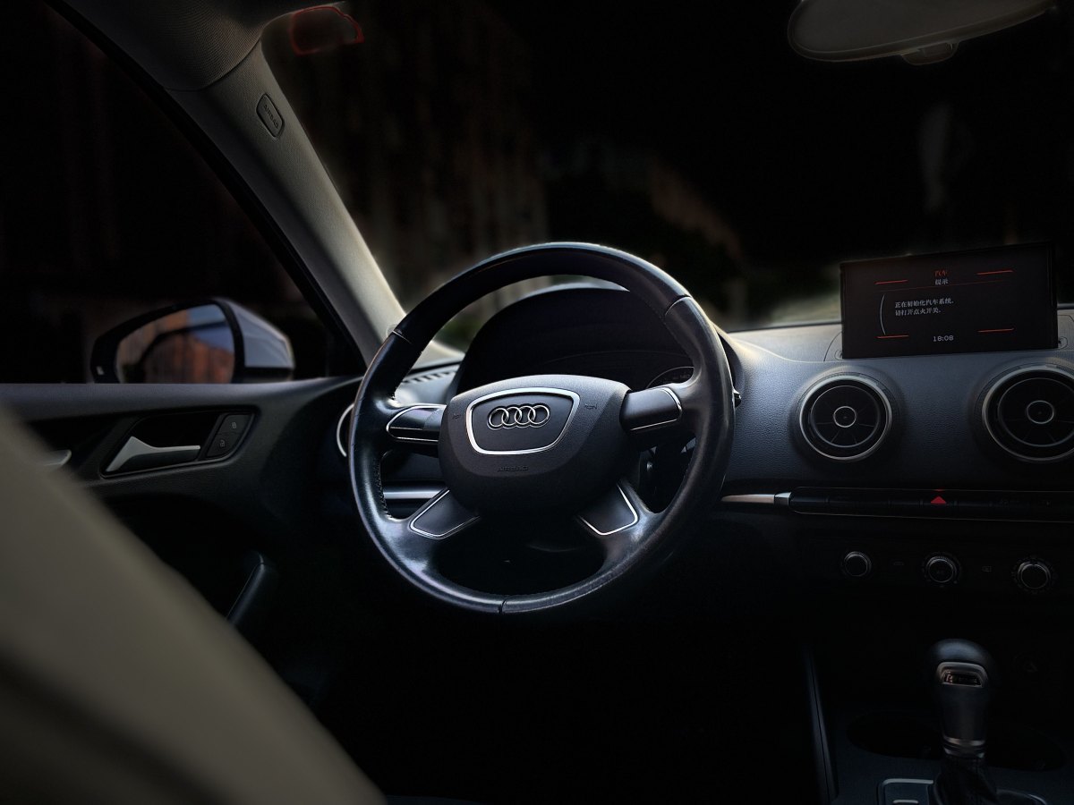 奧迪 奧迪A3  2015款 Sportback 35 TFSI 百萬(wàn)紀(jì)念智領(lǐng)型圖片