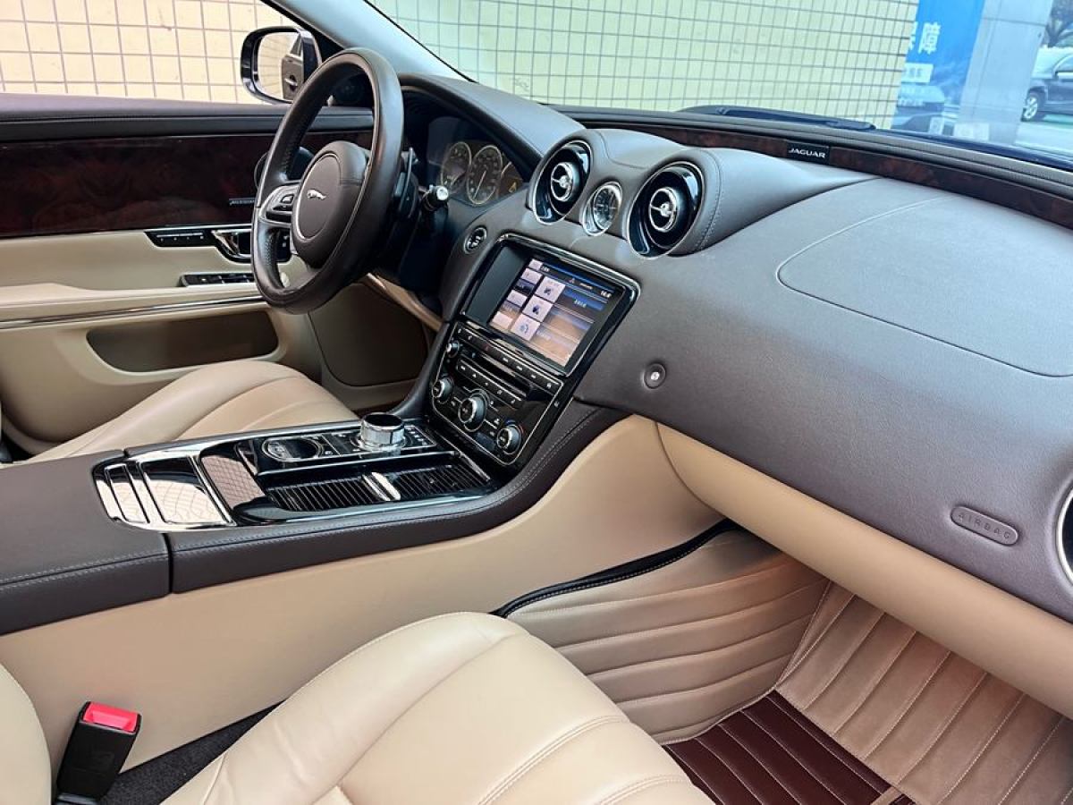 捷豹 XJ  2014款 XJL 3.0 SC 兩驅(qū)全景商務(wù)版圖片