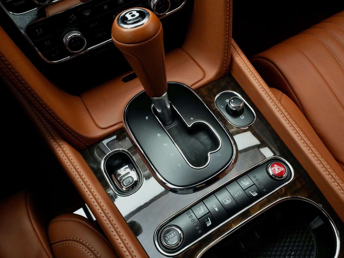 2017年6月宾利 飞驰  2017款 4.0T V8 标准版