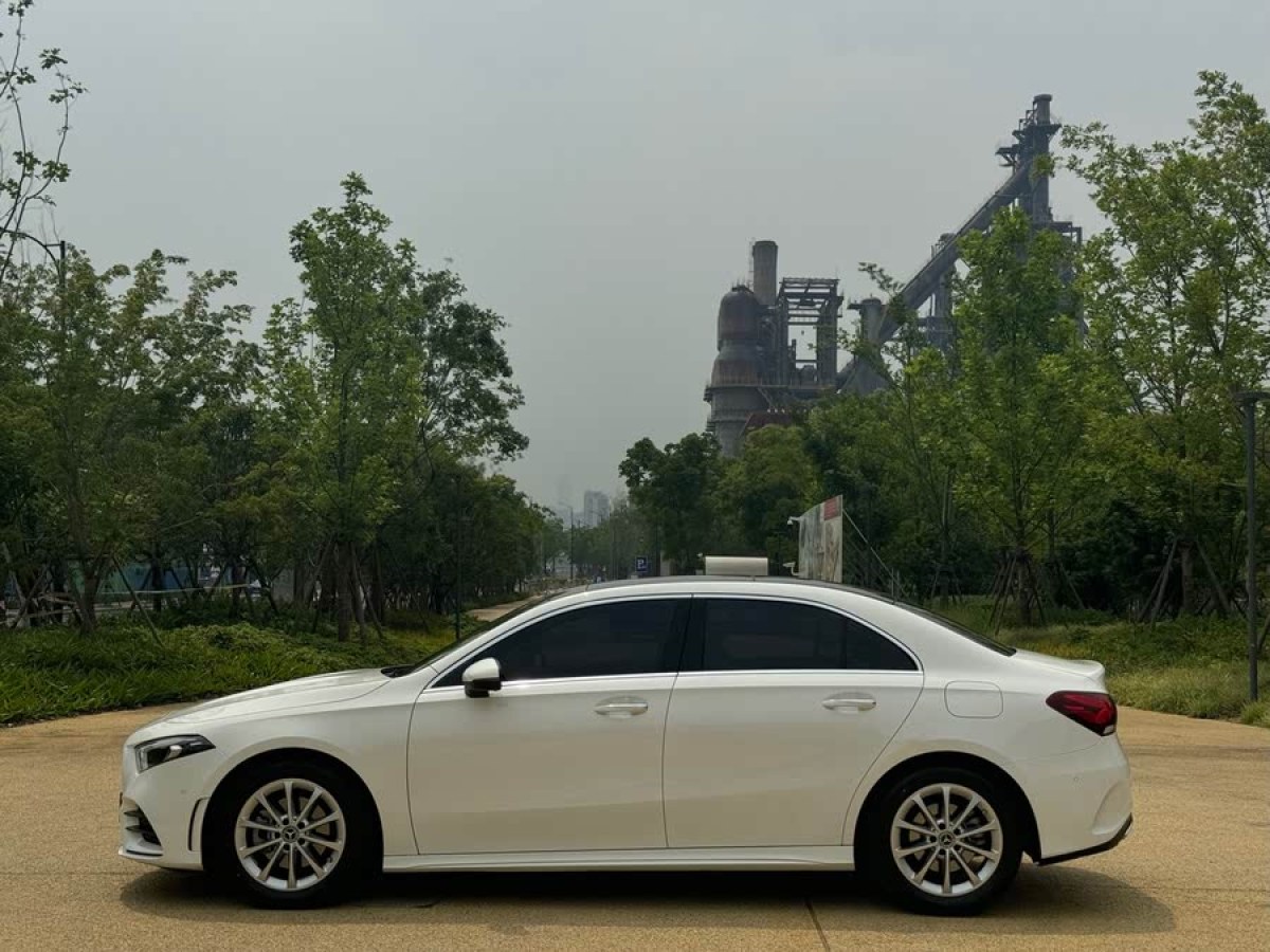 奔馳 奔馳A級(jí)  2022款 改款 A 200 L 運(yùn)動(dòng)轎車時(shí)尚型圖片