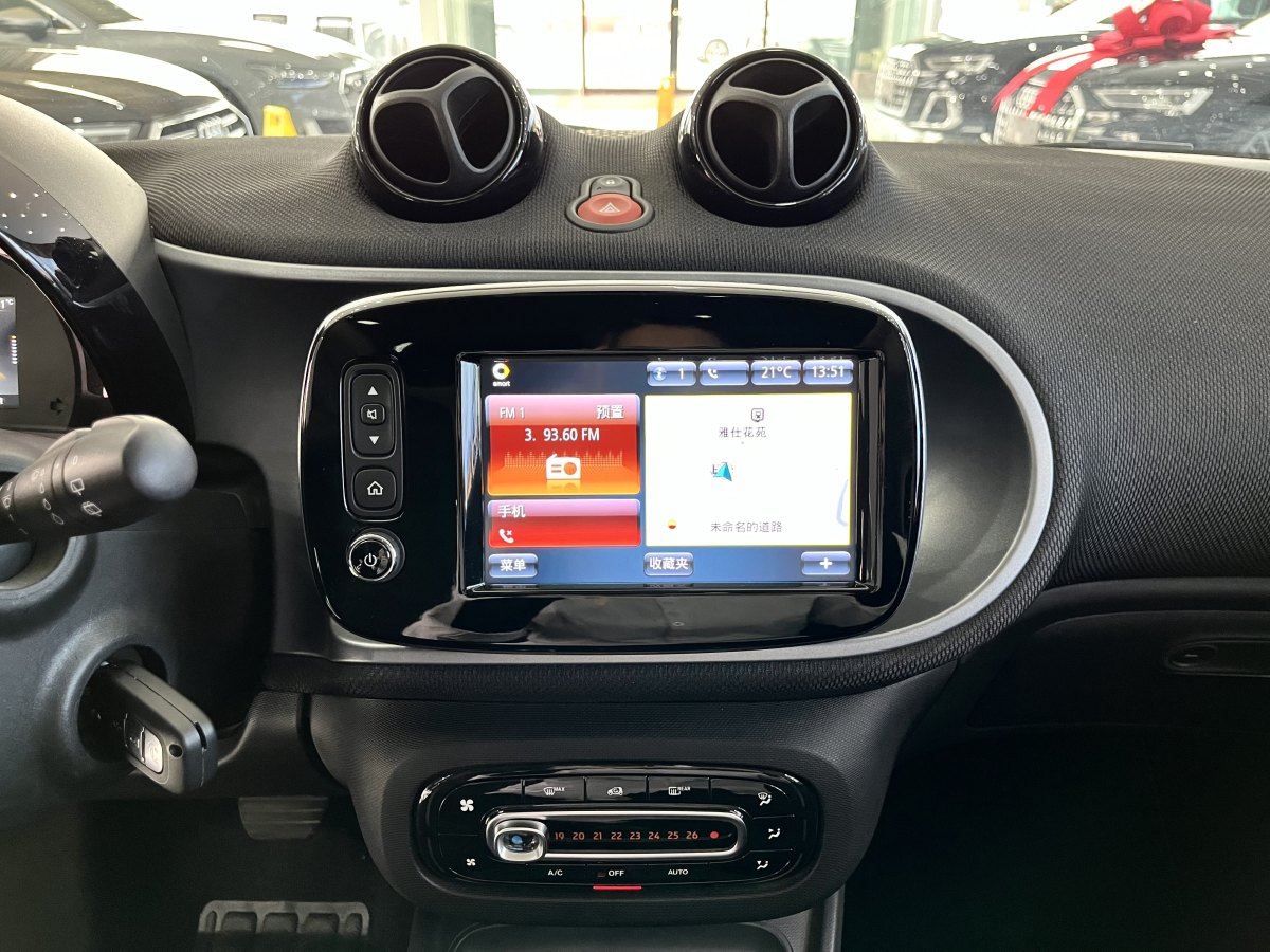 smart fortwo  2019款 0.9T 66千瓦硬頂動(dòng)擎版 國(guó)VI圖片