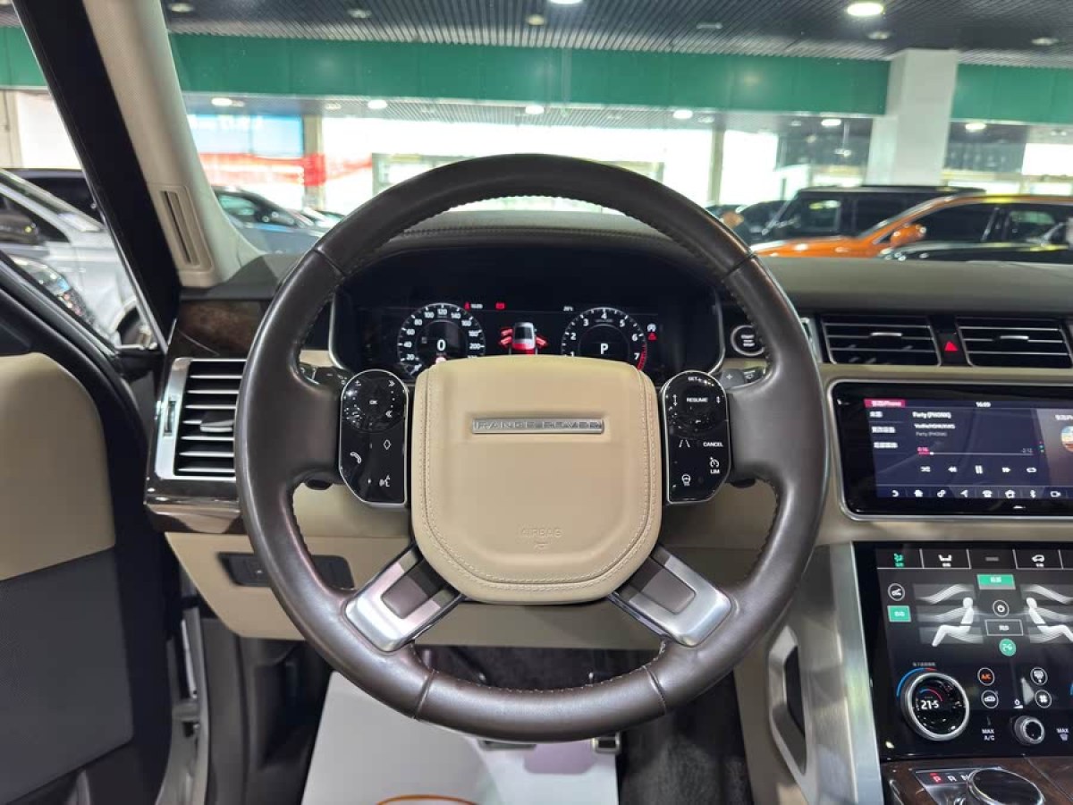 路虎 攬勝  2021款 3.0 L6 傳世加長(zhǎng)經(jīng)典版圖片