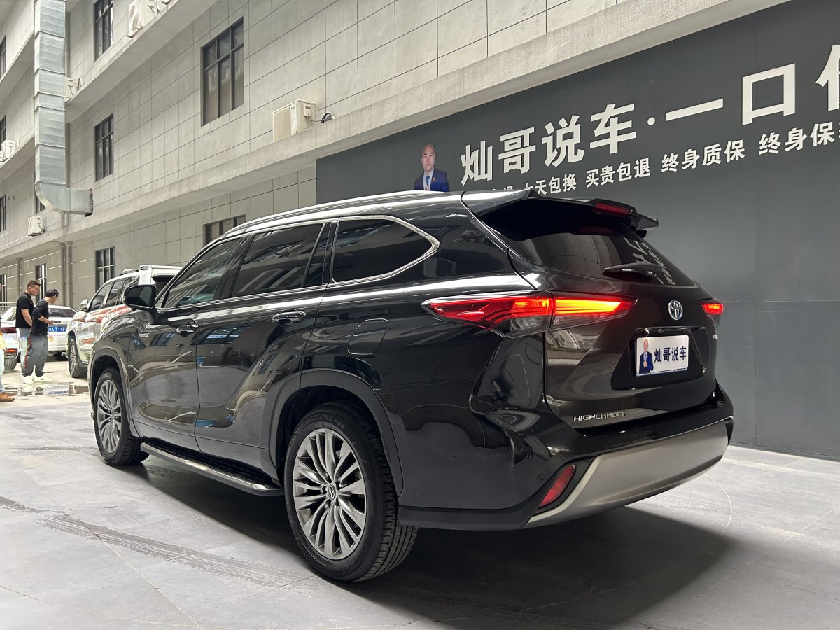2023年10月豐田 漢蘭達  2023款 2.5L智能電混雙擎四驅(qū)尊貴版 7座