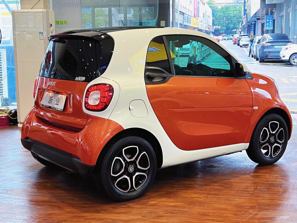 2018年3月smart fortwo  2017款 1.0L 52千瓦新聲特別版