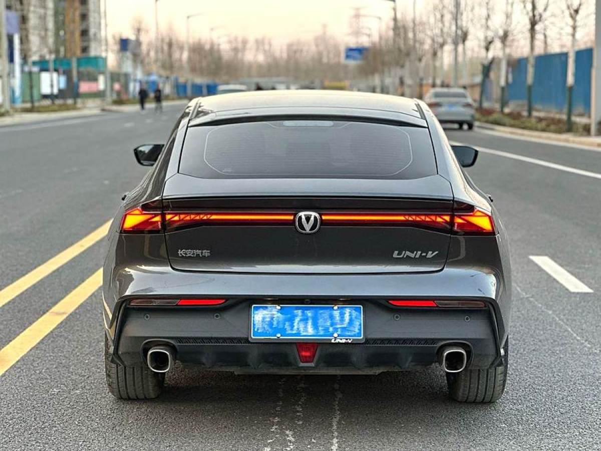 長(zhǎng)安 長(zhǎng)安UNI-V  2022款 1.5T 尊貴型圖片