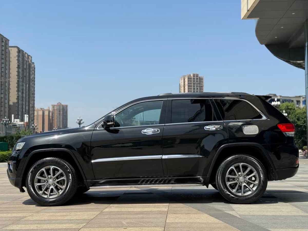 Jeep 大切諾基  2014款 3.0L 舒享導(dǎo)航版圖片