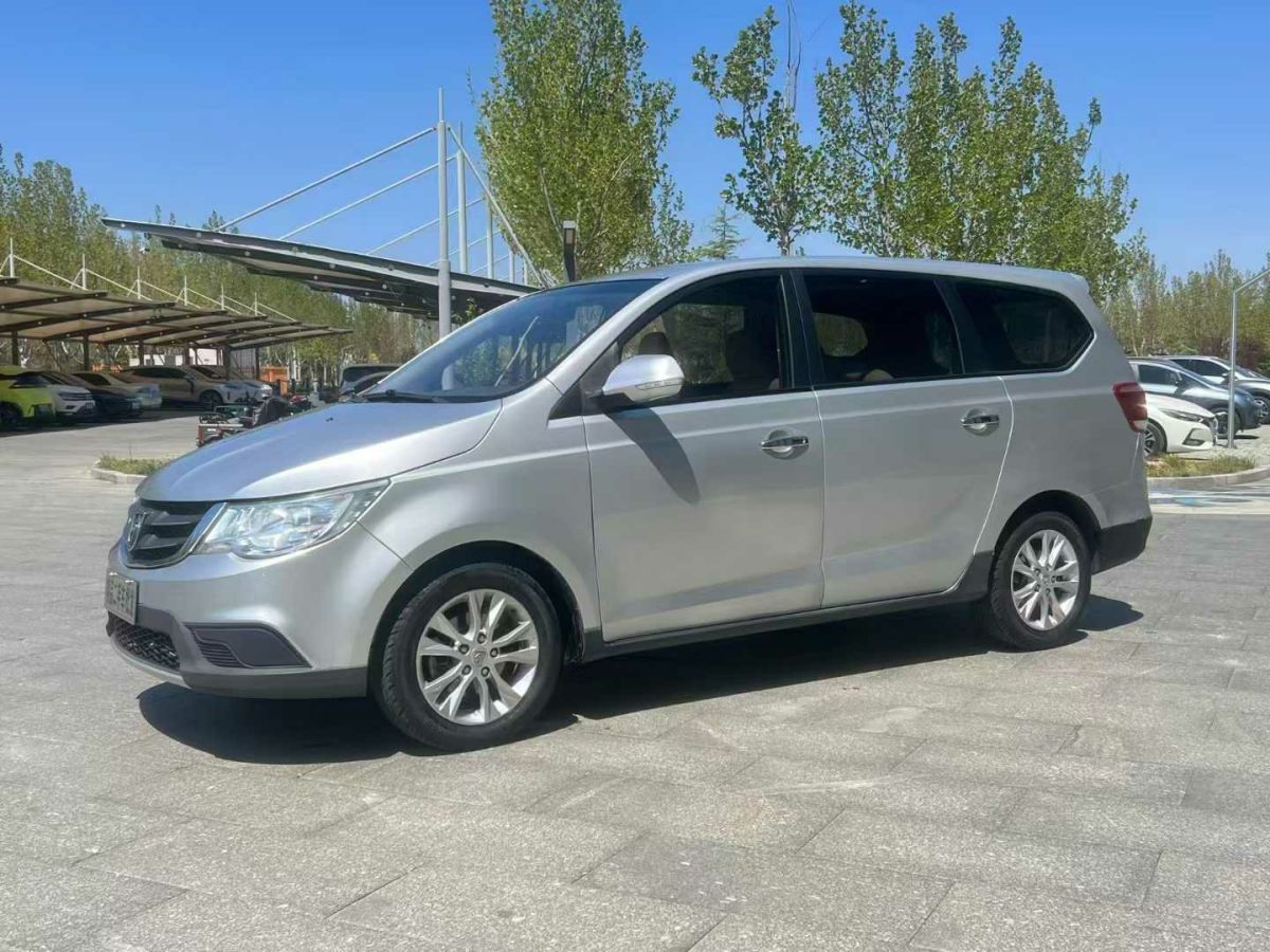 寶駿 730  2016款 1.5 標(biāo)準(zhǔn)型7-8座圖片